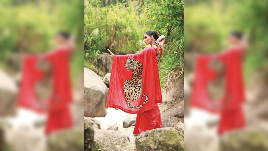 అడవి అందాల చీరలు