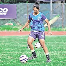 తొలి విశ్లేషకురాలు